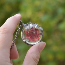 Mandala czerwona- naszyjnik z prawdziwymi kwiatami w szkle
