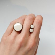 Minimalistyczny pierścionek z beżowym oczkiem