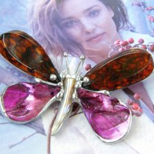 Broszka i wisior: Motyl bursztynowy z kolorem fuksji