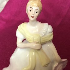 Sudehill figurka porcelanowa  urocza dama
