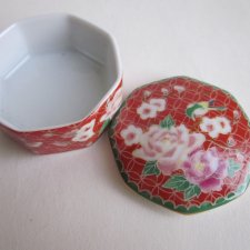oryginalnie orientalne  porcelanowe Puzderko sygnowane dobrze wykonane