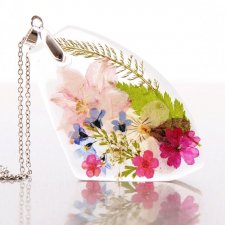 Naszyjnik z kwiatkami w żywicy, odcienie różowego