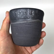 Kubek ręcznie robiony z szarej gliny