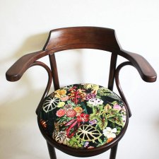 Fotel vintage kwiaty na butelkowej zieleni.