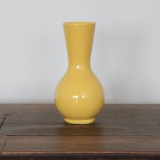 Żółty ceramiczny wazon