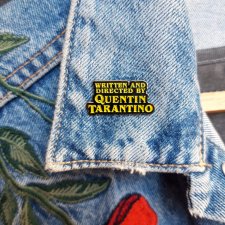 Quentin Tarantino przypinka broszka