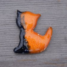 Ceramiczny magnes kot czarny z pomarańczą