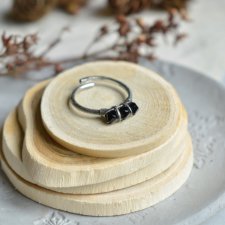 Black  - pierścionek ze szklanymi kryształkami
