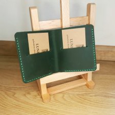 Kompaktowy cienki ciemnozielony ręcznie robiony, skórzany portfel od Luniko