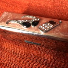 Metalowy emaliowany pojemnik z lusterkiem - oryginalny do torebki