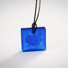 Kwadratowy, niebieski wisiorek z żywicy epoksydowej 2,9 x 2,9 cm