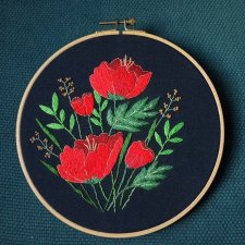 Czerwone kwiaty - haft na tamborku.