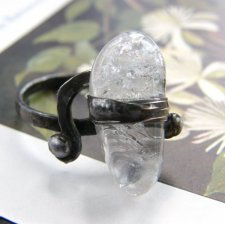 Regulowany pierścionek: z kryształem górskim