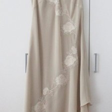 Długa beżowa sukienka Vintage haftowana
