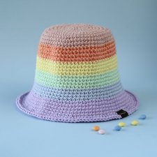 Tęczowy pastelowy bucket hat na szydełku