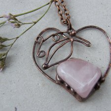 Łańcuszek z wisiorkiem na walentynki: serce kwarc różowy