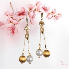 Pozłacane srebrne kolczyki z naturalnymi perłami na łańcuszkach "Wisieńki"