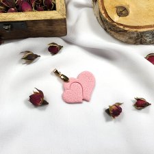 Delikatny różowy wisiorek - podwójne serce