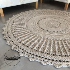 Okrągły dywan ze sznurka o średnicy 140 cm.
