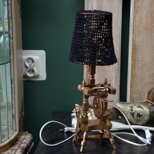 Lampka stołowa kołowrotek z ręcznie robionym abażurem.