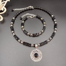 Komplet biżuterii naszyjnik-choker z posrebrzaną zawieszką z kamieni szlachetnych (spinel) i bransoletką na drucie pamięciowym