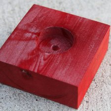 Nietypowy świecznik drewniany czerwony
