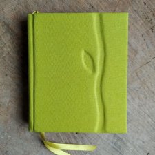 Zielony, grubiutki notesik z malowanym brzegiem