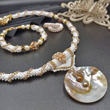 Komplet biżuterii naszyjnik-choker z zawieszką (naturalna muszla) i bransoletką na drucie pamięciowym i kolczyki