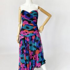 Sukienka vintage z asymetryczną długością DRT304