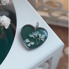 Srebrna zawieszka srebrny wisiorek serduszko naszyjnik suszone kwiaty żywica naturalna biżuteria zielone butelkowa zieleń