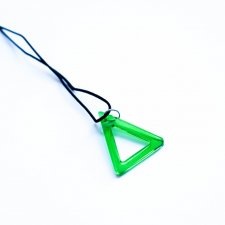 Zielony trójkąt wisiorek z żywicy epoksydowej geometryczny motyw