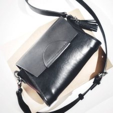 Mini BOX czarna torebka na ramię z naturalnej skóry jucht