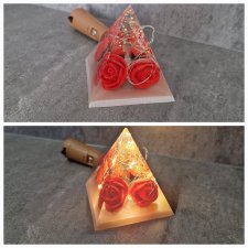 Lampka piramida z różyczkami