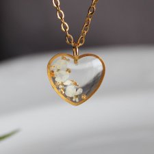 Złota zawieszka delikatne serce złoty wisiorek serduszko naszyjnik suszone kwiaty żywica naturalna biżuteria