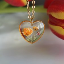 Złota zawieszka serce złoty wisiorek serduszko naszyjnik suszone kwiaty żywica naturalna biżuteria gipsówka pomarańcz