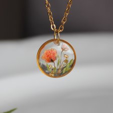 Złota zawieszka złoty naszyjnik wisiorek kwiaty suszone żywica retro z kolorowymi kwiatami gipsówki gipsówka