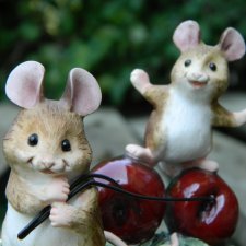 Border Fine Arts Merrie Mice Fruit Fun A0440 Hitchin' A Ride 2001 kolekcjonerska figurka * urocze myszki * czereśnie