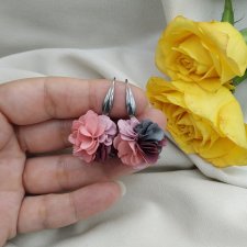 Małe kolczyki kwiaty, klipsy kwiaty, róż grafit kolczyki, kolczyki pastelowe kwiatki