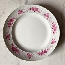 Porcelanowy talerz w kwiaty