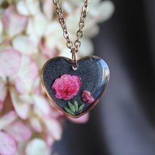 Złota zawieszka złoty wisiorek naszyjnik z suszonymi kwiatami prezent dla niej żywica vintage retro kwiaty z żywicy serce serduszko różowe