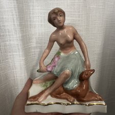 Piękna Figurka z pieskiem, porcelanowa, ręcznie malowana.