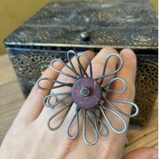 artystyczny pierścionek kwiat