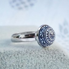 srebrny pierścionek regulowany z mozaiką z żywicy