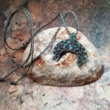 LUNULA szmaragdowa ~ smaragd awenturyn turmalin sierp księżyca kamienie naturalne DelfinaDolls mikro makrama