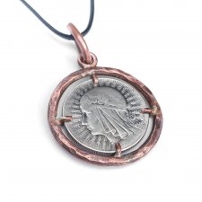 Wisior patriotyczny ze srebrną, przedwojenną monetą 5zł okutą miedzią