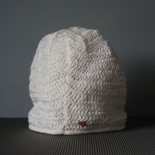Biała czapka edc