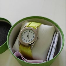 Zegarek z wymiennymi kolorowymi paskami