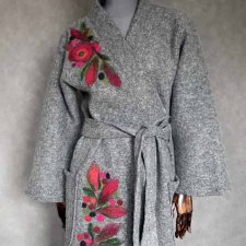 Płaszcz kimono uszyty z wełny parzonej w kolorze szarym zdobiony wełną czesankową w kwietny wzór.