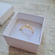 Złoty pierścionek z moissanitem na wymiar