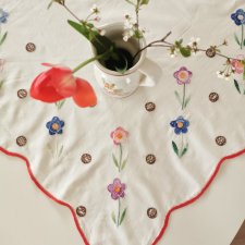 Obrus ręcznie haftowany w kolorowe kwiaty